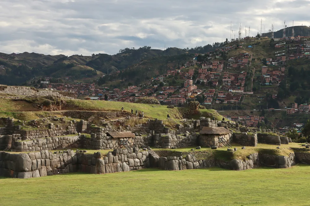 サクサイワマン遺跡｜巨石が築く古代の要塞